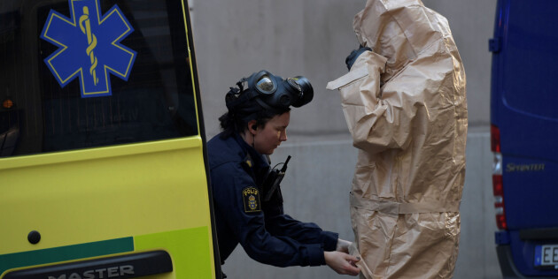 Police and rescue personnel are seen outside a company that received unidentified powder via mail, in central Stockholm, Sweden, October 17, 2018. Janerik Henriksson via REUTERS ATTENTION EDITORS - THIS IMAGE WAS PROVIDED BY A THIRD PARTY. SWEDEN OUT. NO COMMERCIAL OR EDITORIAL SALES IN SWEDEN.